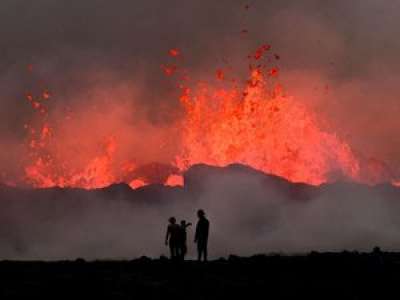 VIDEO. Islande : les images incroyables d'une éruption volcanique près de Reykjavik