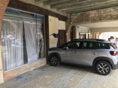 Frayeur à Beaumont: la voiture automatique échappe à sa conductrice et percute un mur sous les arcades