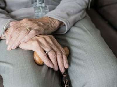 Ses voisins installent une clôture autour de sa maison : une retraitée de 94 ans ne peut plus recevoir de soins à domicile