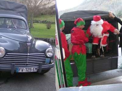 Insolite : quand les rennes sont au repos, le Père Noël débarque à Gez en voiture de collection