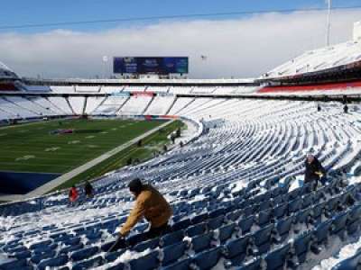 Football Américain : tempête, pelles, bulldozer... les supporters des Buffalo Bills ont déneigé le stade avant le choc contre Pittsburg