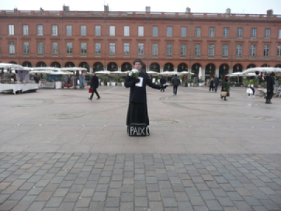 Toulouse : pourquoi un homme reste-t-il tous les jours une heure sans bouger sur la place du Capitole ?
