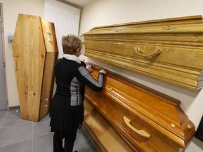 Elle transporte le cadavre de sa mère sur le siège passager pendant 120 km pour ne pas payer les pompes funèbres