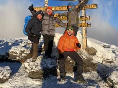 À 71 ans avec une prothèse à la hanche, il atteint le sommet du Kilimandjaro