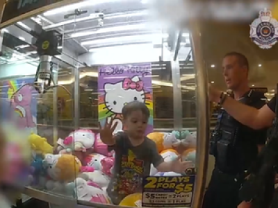 La police sauve un petit garçon coincé dans une machine à pince