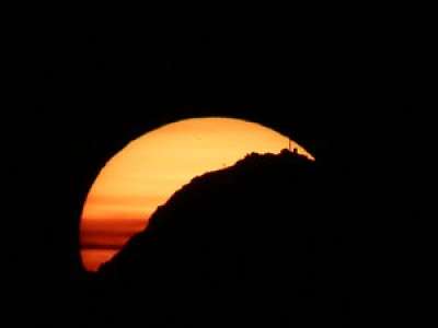 Quand le Soleil se couche derrière le Pic du Midi : un phénomène à ne pas rater