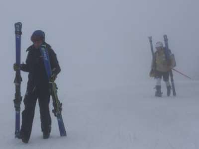 Pyrénées : le vent est si violent qu'il fait tomber des dizaines de skieurs au sol