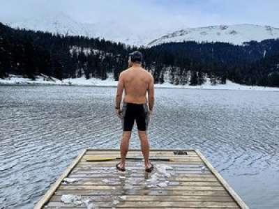 VIDEO. Après avoir failli perdre ses jambes, Tom a nagé 1,8 km dans le lac de Payolle glacé et veut traverser la Manche