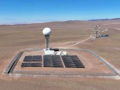 340 panneaux photovoltaïques : la première station radar de contrôle du trafic aérien alimentée par l’énergie solaire au monde se trouve au Chili