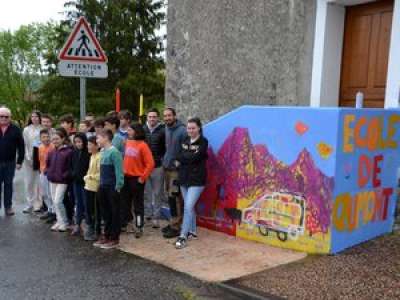 Des jeunes apprivoisent le graff et l’art urbain pour embellir leur école à Caumont