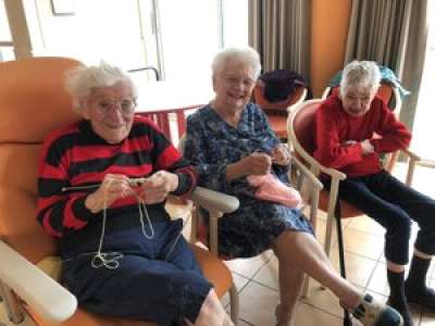 Tarascon-sur-Ariège : le tricotage, une activité intergénérationnelle à l’Ehpad Jules-Rousse
