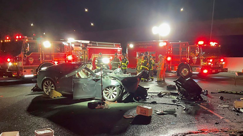Un conducteur de Tesla décède après avoir percuté un camion de pompiers au milieu d’un rappel de masse