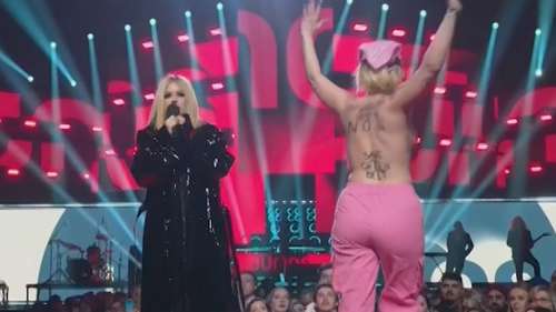 Avril Lavigne affronte Topless Streaker sur scène aux Juno Awards