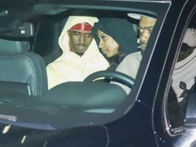 Les fils de Diddy, Justin et King, rassemblent leurs affaires et quittent son manoir de Los Angeles après un raid