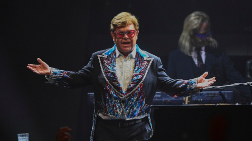 Elton John interprète “Goodbye Yellow Brick Road”, dernier concert de la tournée d’adieu