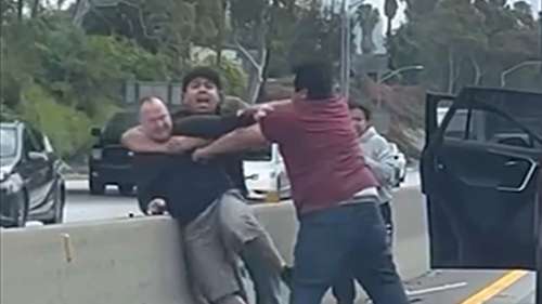 Road Rage Fight éclate sur l’autoroute de Los Angeles après un mineur Fender Bender