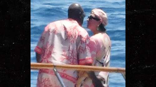 Corey Gamble attrape une poignée de Kris Jenner pendant qu’il fait la fête à Capri