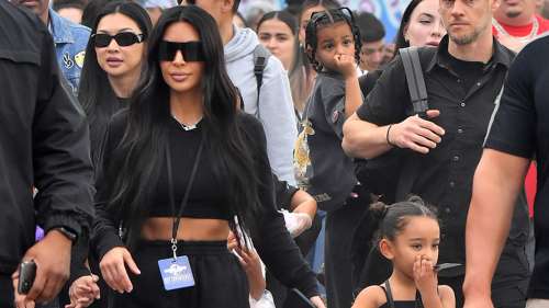 Kim Kardashian traite les enfants aux studios Universal après avoir pleuré à propos de la coparentalité