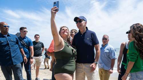 Le président Biden se promène sur la plage après un accident de vélo