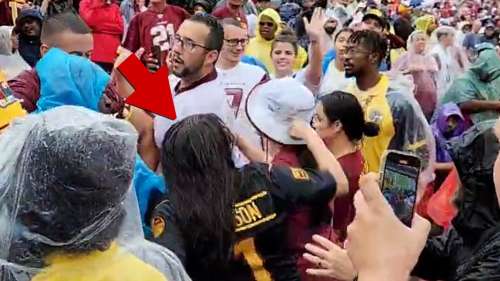 Un fan des commandants porte une femme à la tête lors d’une bagarre lors du match des Cardinals