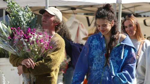 Jeremy Allen White et Rosalía achètent des fleurs au marché fermier