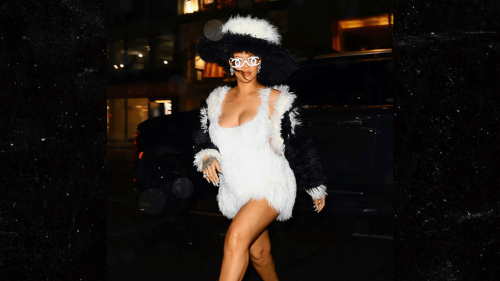 Rihanna enceinte porte une tenue en fourrure Chanel à New York