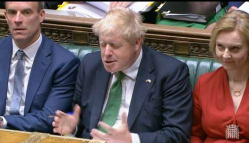 Boris Johnson grimace à travers les questions du Premier ministre
