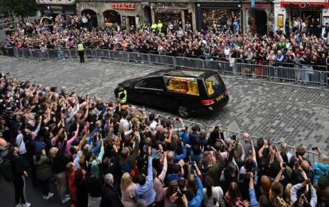 Des milliers de personnes en deuil bordent les rues alors que le cercueil de la reine arrive à Holyroodhouse