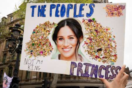Des manifestants montrent leur soutien à Meghan Markle lors du couronnement du roi Charles