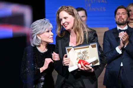 Jane Fonda lance un parchemin à la gagnante de Cannes Justine Triet
