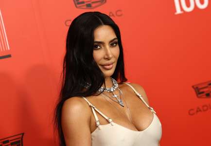 Kim Kardashian dit qu’elle est une fille “lumières éteintes” dans la chambre
