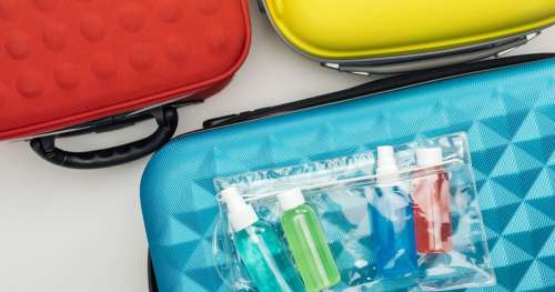 Comment emballer des articles de toilette sans perdre de place dans les bagages