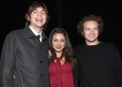 Mila Kunis se souvient du pari brut que Danny Masterson et Ashton Kutcher ont réalisé dans un vieux clip