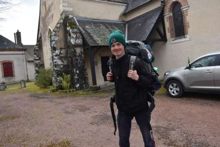 Insolite					De passage dans le Cher, un jeune de 18 ans rallie l'Islande à pied