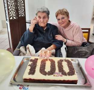 Anniversaire	            100 ans pour Micheline Pillard, pensionnaire des Portes de Sologne, à Vierzon