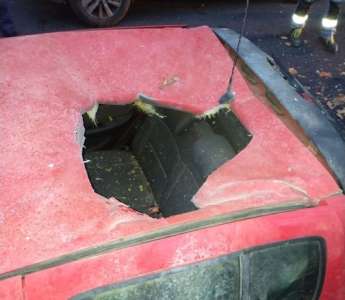 Insolite		            Une météorite est-elle tombée sur une voiture à Strasbourg ? Non, répondent les chercheurs