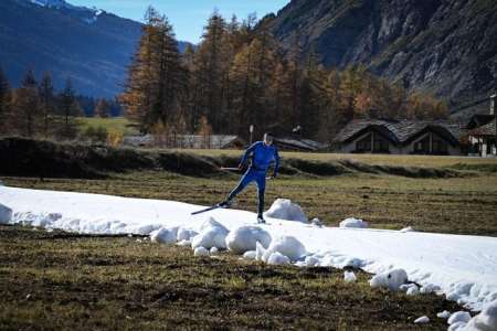 Sports d'hiver 					Premier week-end de ski de fond dans une petite station de Savoie grâce à de la neige recyclée