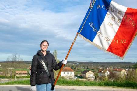 Portrait	            À 14 ans, Chloé, l'une des plus jeunes porte-drapeaux de France, fait la fierté de Saint-Satur