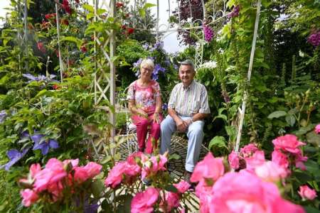 Insolite	            Ce couple d'Eure-et-Loir possède son propre parc privé et une collection de 300 variétés de roses