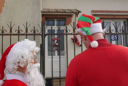 Insolite		            La tournée festive de deux facteurs d'Aubigny-sur-Nère déguisés en Mère Noël et en lutin