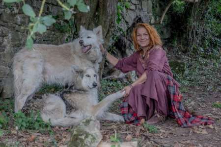 Rencontre	            Nausicaa Richard, la Dame aux loups, élève quatre chiens-loups de la race blue bay shepherd