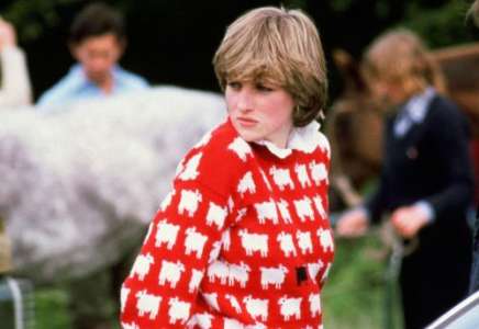 People					Le célèbre pull aux moutons de la princesse Diana part aux enchères à plus d'un million de dollars