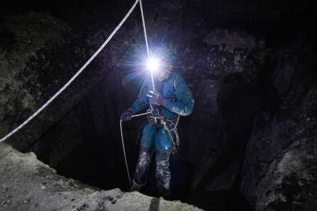 Le Cher souterrain	            À Veaugues, descente dans les anfractuosités de la terre