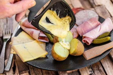 Insolite		            Une tonne de pommes de terre, 650 kg de fromage : le record de la plus grande raclette a été battu à Saint-Etienne