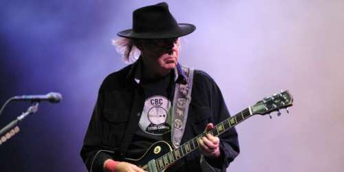 Neil Young souhaite retirer sa musique de Spotify, qu’il accuse de désinformation sur le Covid-19