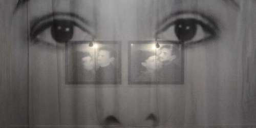 Entre silence et recueillement, souffrance et deuil, Christian Boltanski est célébré par le Centre Pompidou, à Paris