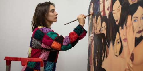 La peintre Apolonia Sokol ouvre grand ses toiles au théâtre de l’intimité
