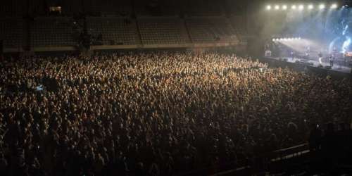 Covid-19 : un concert de rock réunit 5 000 personnes à Barcelone pour une expérience clinique