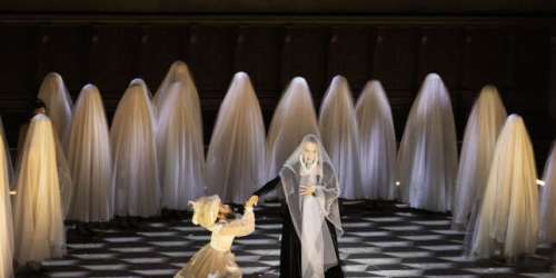 Le « Don Carlo » puissant et poétique de Claus Guth ouvre la saison d’opéra à Naples
