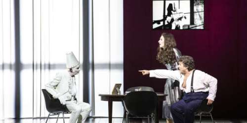 A l’Opéra Bastille, Ludovic Tézier fait d’Hamlet un clown sombre et habité